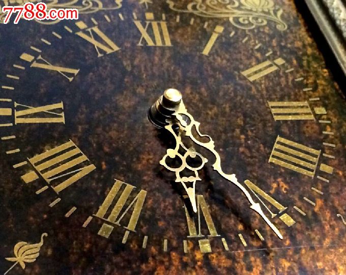 德国一流品牌KIENZLE,精美挂钟。年代不确定,手工制作。外框包铜皮,内为木质,背面绒布。镶嵌铜的数字,花纹。使用一节AA电池,走时准确,安静。可以摆放。尺寸24.5x27x5.5cm。重量1383克。品相极好。购买前请考虑到老旧东西会存在各种的缺陷。仔细看图,欢迎询问。包邮