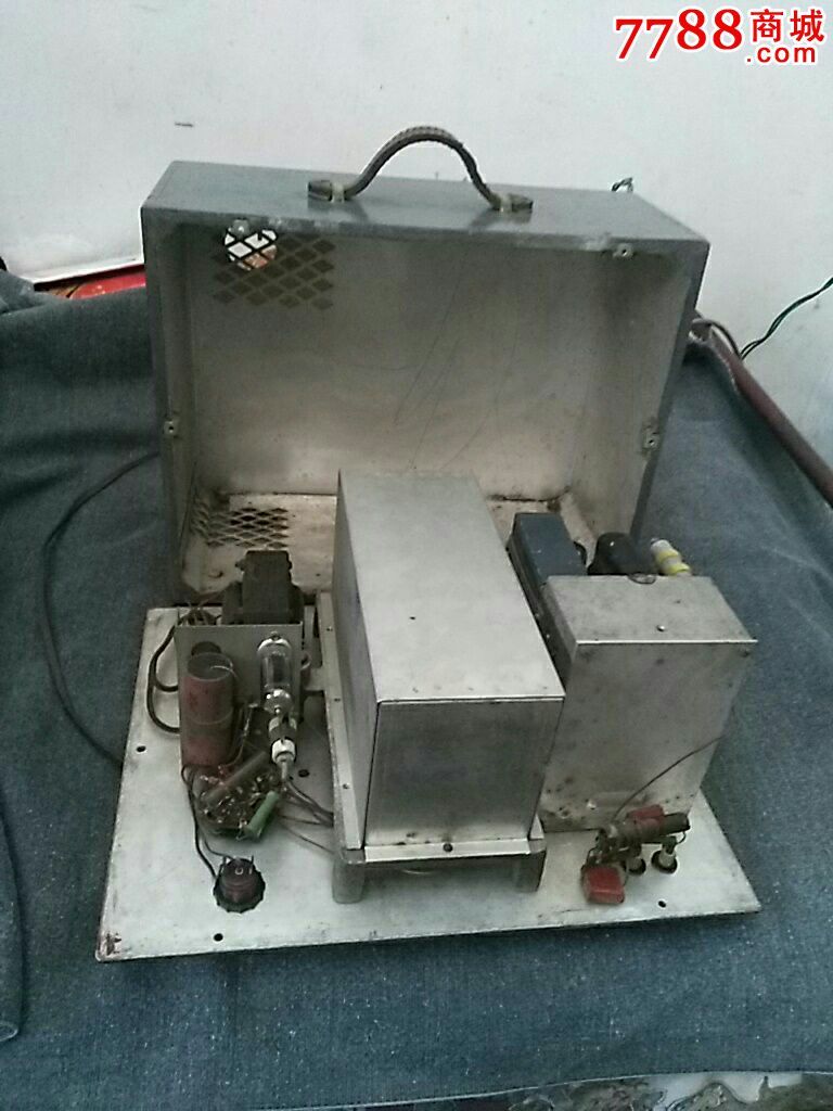 南京无线电厂生产,第*代高低频信号发生器,功能齐全用料扎实,做工考究;铝质面板、铝质机架,木质外壳,牛皮提手,整体铝板屏蔽,功能完好,当年修理无线电的诱人神器,藏、用、DIY均可!整机尺寸:36*29*17.请行家大神们选择,勿失良机!