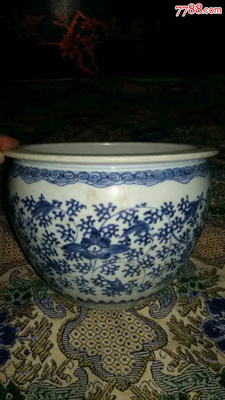 清代青花缠枝莲卷缸