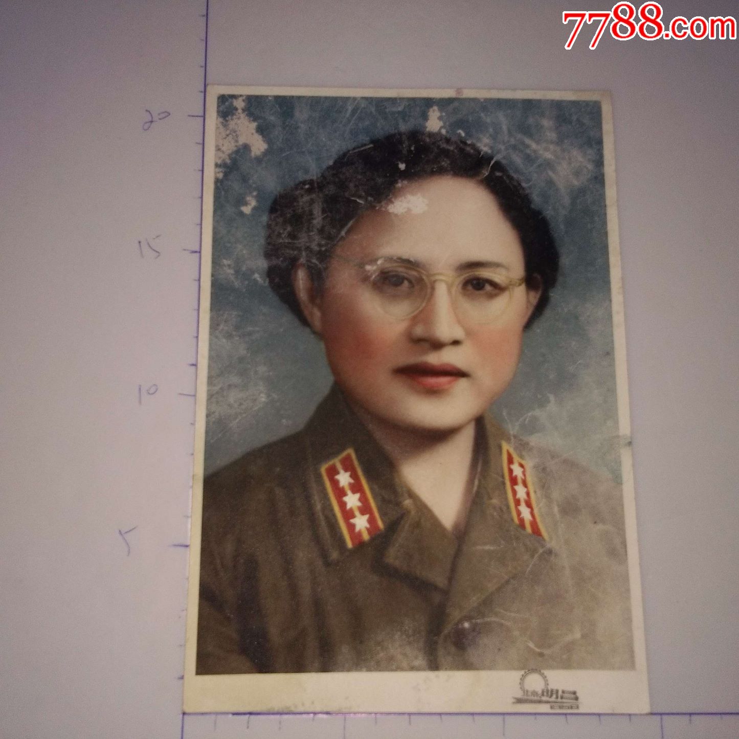 大尺寸手工上色美女军人照片:领章红底一杠三