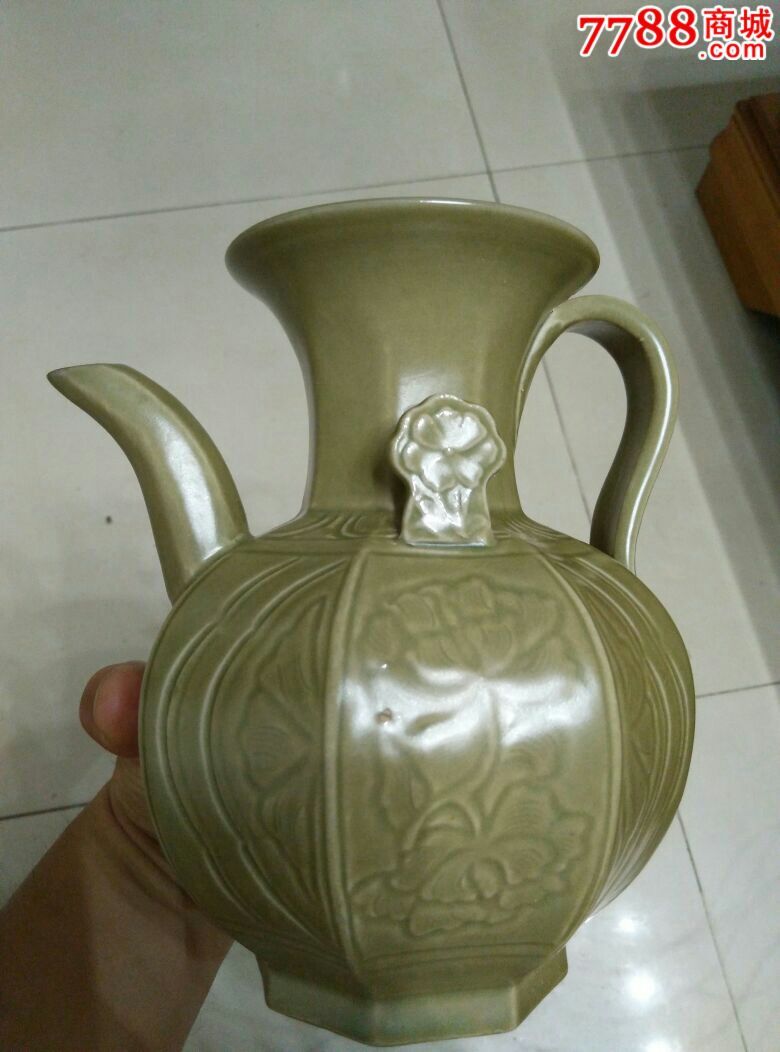 宋越窑青瓷刻花执壶