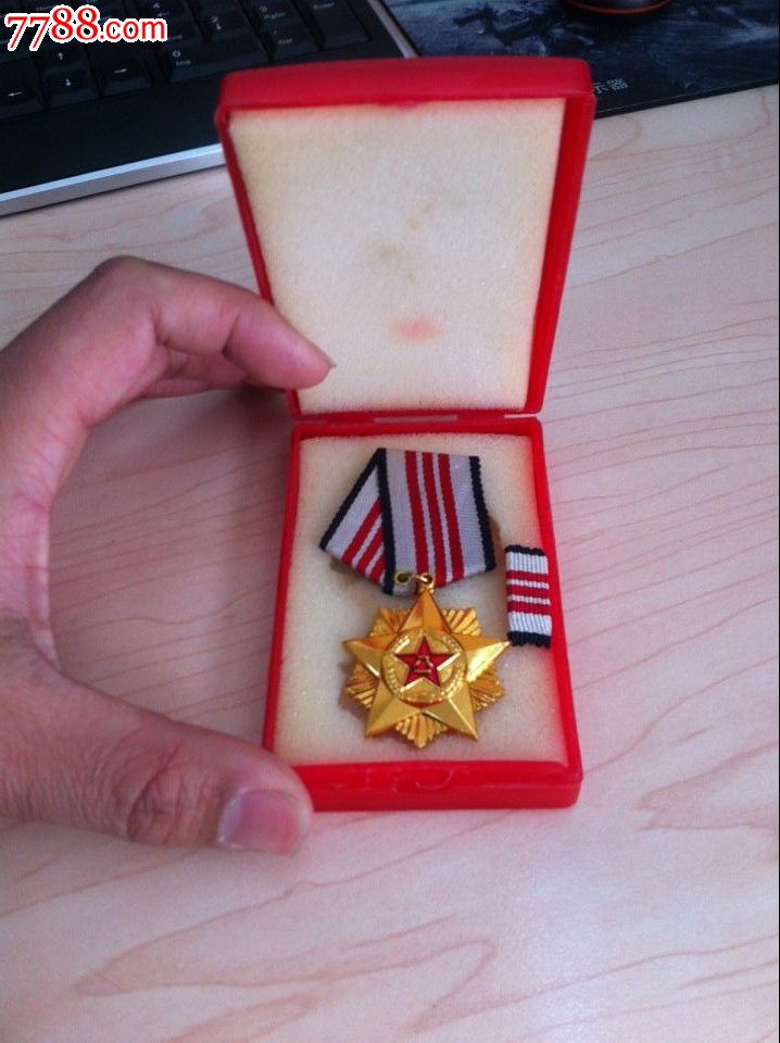 对越自卫还击战时期(1983-1995年使用)老式塑料盒铝制三等功奖章