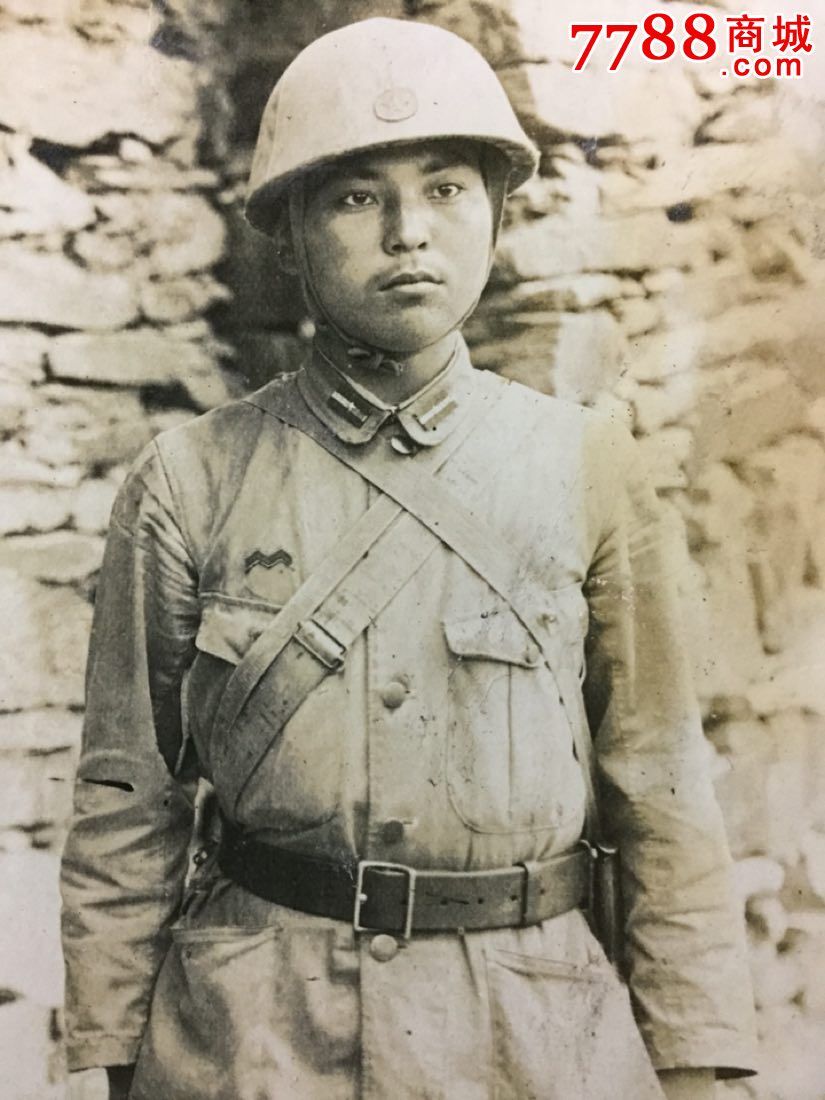日军头戴钢盔照片,表情呆滞