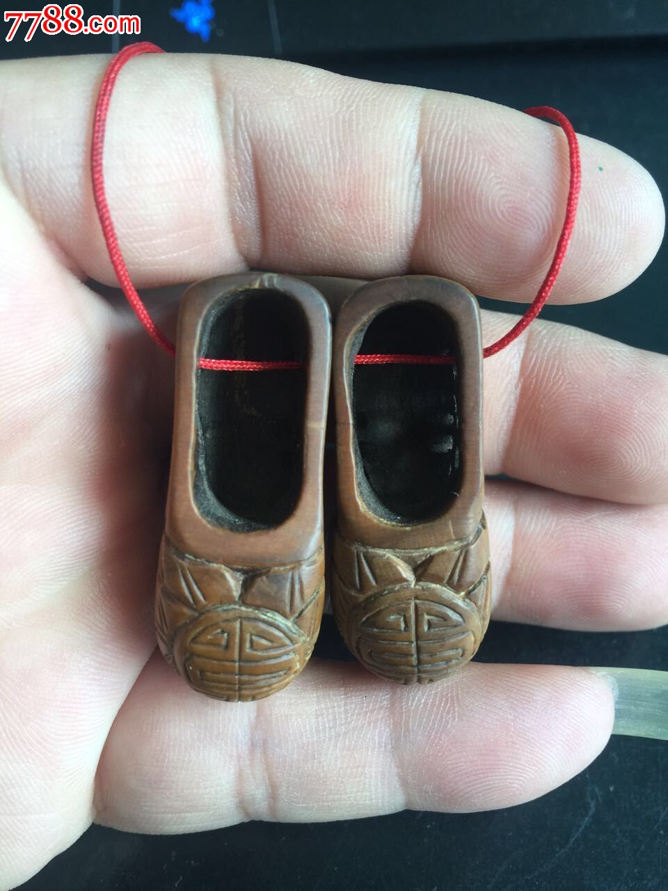 很精致的一对小鞋