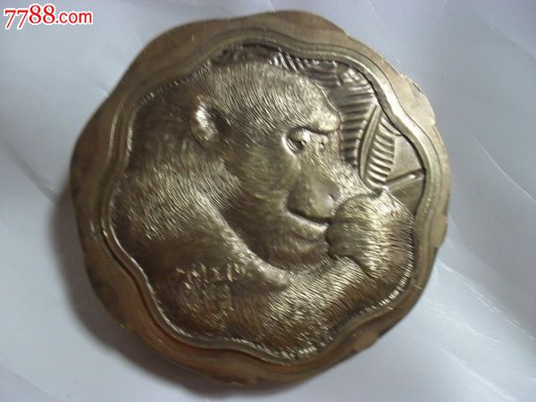 大国工匠"孟剑锋制"錾刻猴铜牌,漂亮精美,周边未切割;直径8.5cm