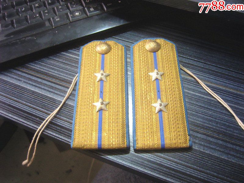 好品55式空军中尉肩章,版面金黄星腿完好